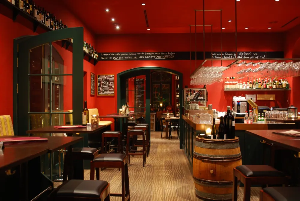 Die Weinbar im Pius mit Theke und Weinregalen